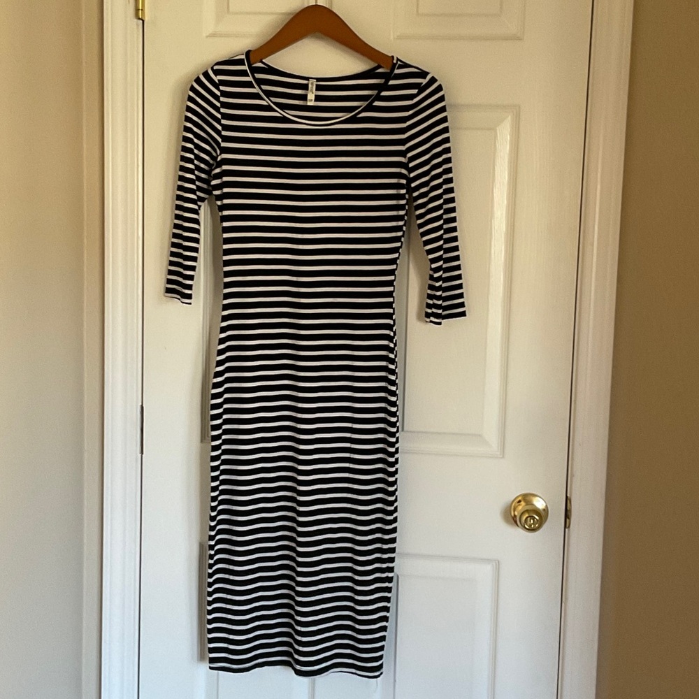 Leshop Black and White Striped Long Sleeve Dress